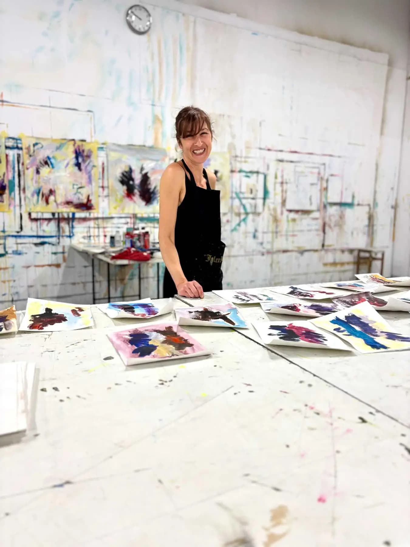 Danijela Gracner peint une toile abstraite dans son atelier