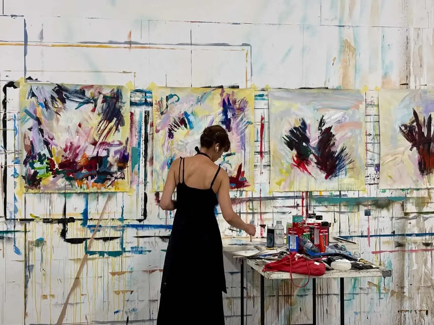 Danijela Gracner dans son atelier, devant quatre toiles abstraites en cours de réalisation