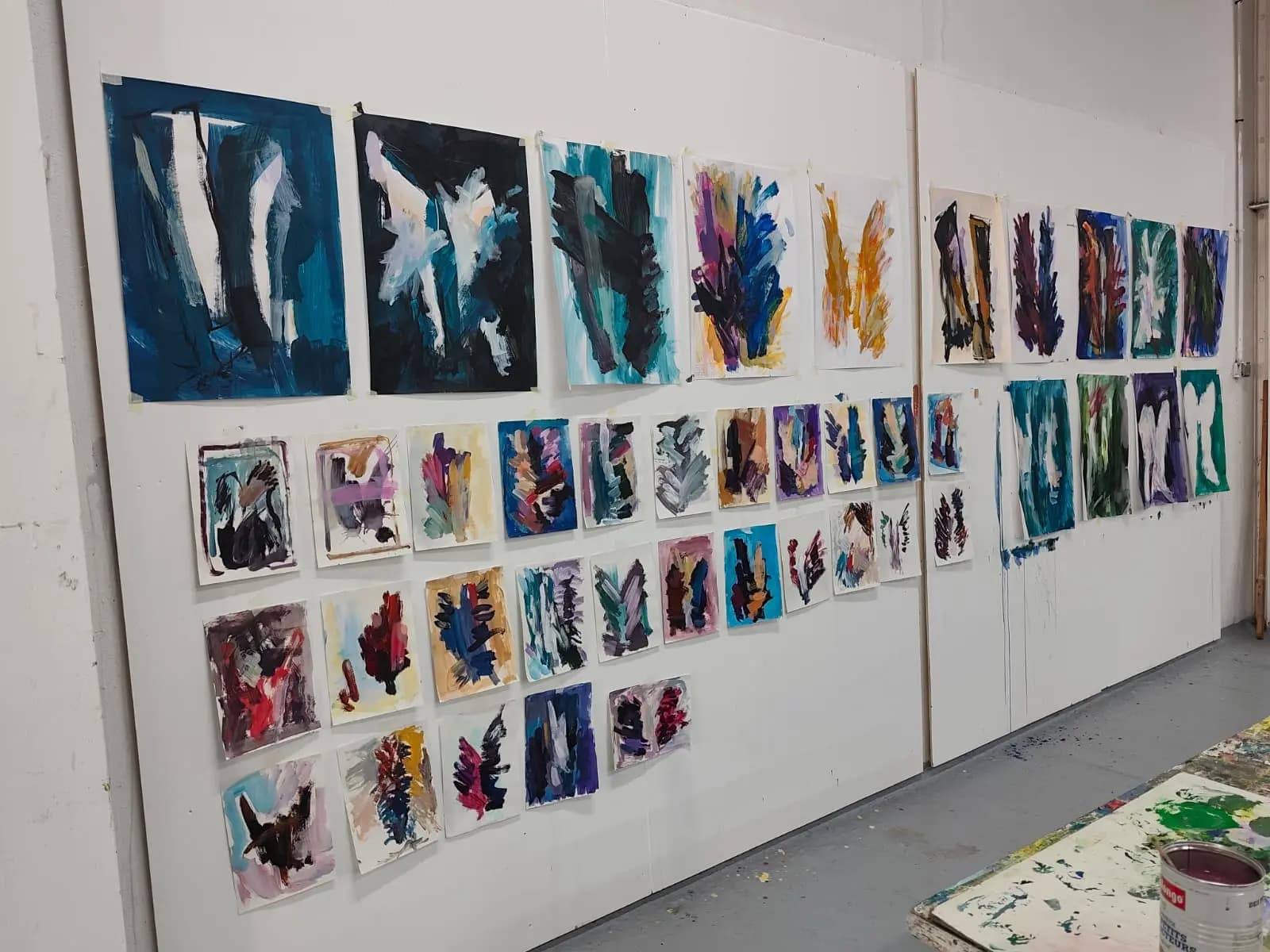 Détail d’un accrochage de peintures abstraites colorées dans l’atelier de Danijela Gracner