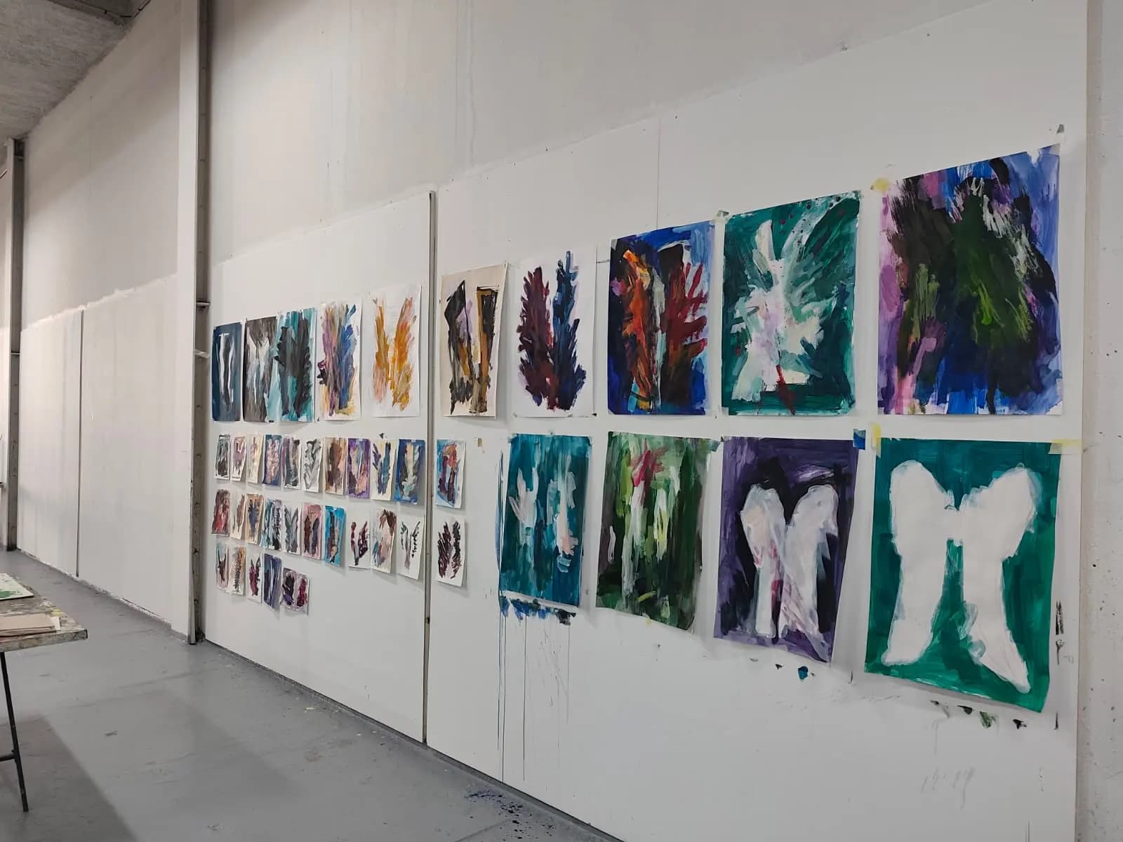 Mur de l’atelier de Danijela Gracner avec plusieurs peintures abstraites en cours